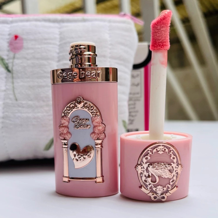 رژگونه و رژلب مایع سلطنتی